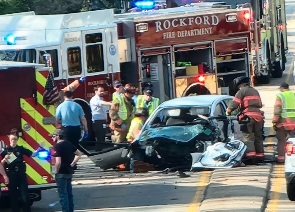 Two-car crash in Rockford kills woman, critically injures man
